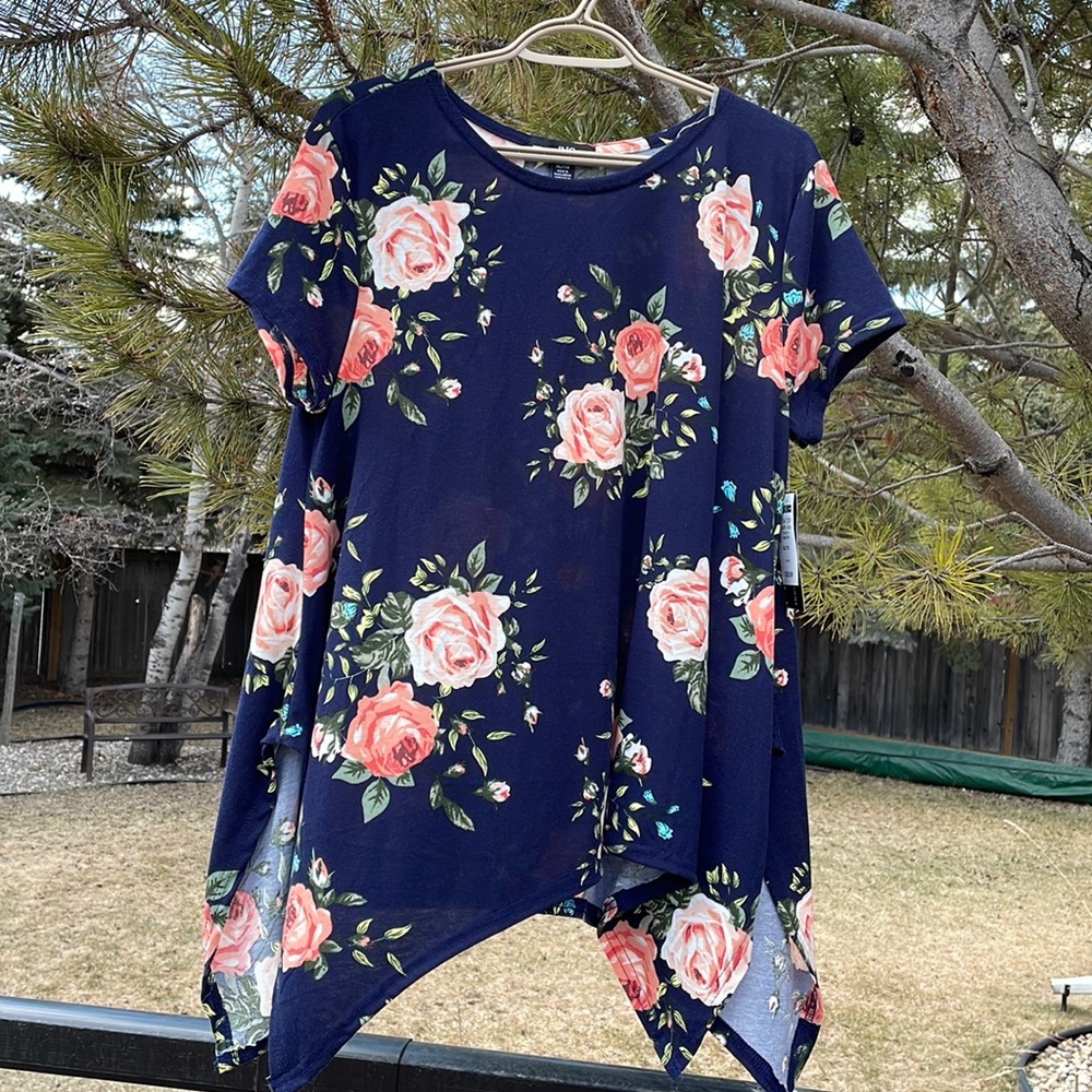 Ladies Short Sleeved Top ⭐️SALE 3/$20⭐️